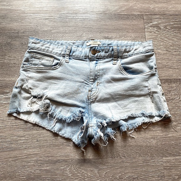 H&M • Distressed Jean Shorts • Size 6 • Light Denim with Frayed Hems - Picture 1 of 12